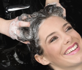 Masaż skóry głowy podczas mycia - sposób na wypadanie włosów- biotebal.pl