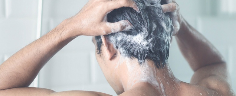Szampon przeciw wypadaniu włosów – jaki? Dla mężczyzn i kobiet